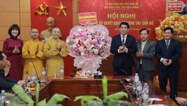 Ban Trị sự GHPGVN tỉnh Nghệ An tặng hoa chúc mừng đến lãnh đạo Sở Dân tộc và Tôn giáo tỉnh