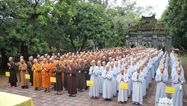 Tăng Ni phát tâm thọ giới tham dự khảo hạch tại Trường Trung cấp Phật học TP.Huế