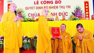 Hòa thượng Thích Tĩnh Cường trao quyết định bổ nhiệm trụ trì chùa Thanh Đức đến Đại đức Thích Đạt Ma Tông Huyền