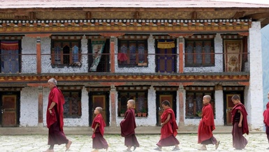 Trong hành trình tìm kiếm hạnh phúc và sự bình an ấy, thì hệ thống giáo dục tu viện đóng vai trò quan trọng, như một chiếc cầu nối giữa quá khứ và hiện tại, giữa tâm linh và thế tục