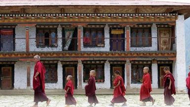 Trong hành trình tìm kiếm hạnh phúc và sự bình an ấy, thì hệ thống giáo dục tu viện đóng vai trò quan trọng, như một chiếc cầu nối giữa quá khứ và hiện tại, giữa tâm linh và thế tục