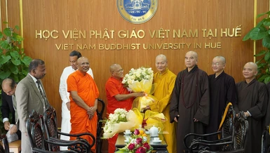 Hòa thượng Thích Hải Ấn thay mặt Hội đồng Điều hành Học viện Phật giáo VN tại Huế tặng hoa đến phái đoàn Đại học Phật giáo BPULS (Sri Lanka) 