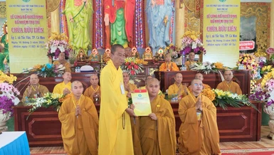 Thượng tọa Thích Minh Chánh trao quyết định bổ nhiệm trụ trì chùa Bửu Liên đến Đại đức Thích Thiện Tịnh 