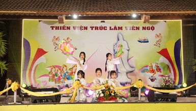 Các em Gia đình Phật tử biểu diễn văn nghệ cúng dường