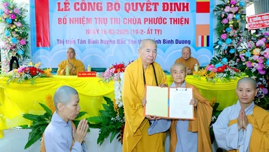 Hòa thượng Thích Thiện Duyên trao quyết định bổ nhiệm trụ trì chùa Phước Thiện đến Sư cô Thích nữ Diệu Chánh