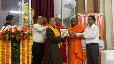 Các đại biểu, học giả giao lưu tại hội thảo