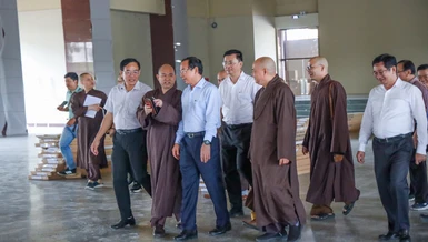 Thượng tọa Thích Đức Thiện trình bày về quy mô tổ chức Đại lễ Vesak Liên Hiệp Quốc 2025 tại Thành phố với Bí thư Thành ủy TP.HCM Nguyễn Văn Nên - Ảnh: Nguyên Tài/BGN