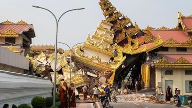 Một ngôi chùa bị đổ sập sau trận động đất Myanmar ngày 28-3 - Ảnh: Myanmar Now 