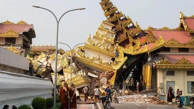 Một ngôi chùa bị đổ sập sau trận động đất Myanmar ngày 28-3 - Ảnh: Myanmar Now 