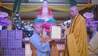Hòa thượng Thích Từ Nghiêm trao quyết định bổ nhiệm trụ trì chùa Bảo Tịnh đến Sư cô Thích nữ Thanh Mai