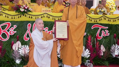 Thượng tọa Thích Huệ Khai trao quyết định bổ nhiệm trụ trì chùa Đức Viên đến Sư cô Thích nữ Trung An