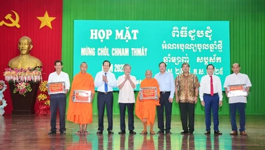 Lãnh đạo Bộ Dân tộc và Tôn giáo cùng lãnh đạo tỉnh Trà Vinh tặng quà 4 tập thể tiêu biểu