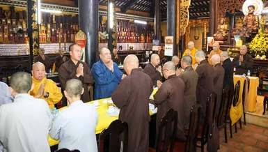 Chư tôn đức niệm Phật cầu gia hộ trước buổi họp - Ảnh: Nguyên Tài/BGN