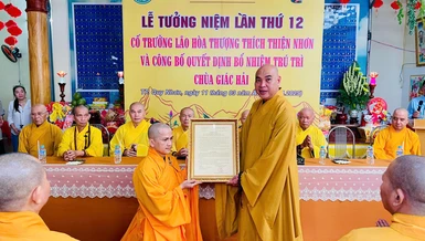 Thượng tọa Thích Nhuận Trí trao quyết định bổ nhiệm trụ trì chùa Giác Hải đến Đại đức Thích Nhuận Bảo