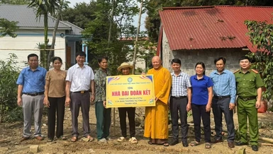 Trao bảng tượng trưng hỗ trợ kinh phí xây nhà Đại đoàn kết cho gia đình ông Nguyễn Văn Dự ngụ tại thôn Vàn Thung, xã Cẩm Thạch, H.Cẩm Thủy, Thanh Hóa