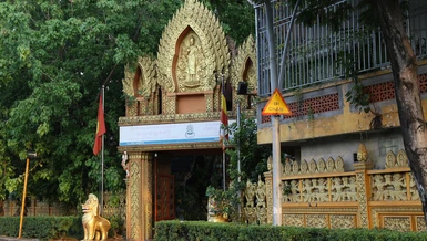 Cổng chùa Chantarangsay với hình tượng phổ biến là ba ngọn tháp kiểu Angkor ở Campuchia, mà theo các vị sư sãi là biểu trưng cho ba ngôi Tam bảo: Phật-Pháp-Tăng - Ảnh: Du Nhiên/BGN