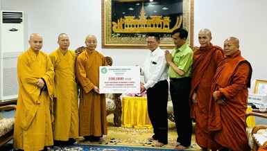 Đoàn GHPGVN trao 100.000 USD đến đại diện Giáo hội Tăng-già và chính quyền tỉnh Mandalay (Myanmar)