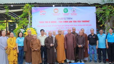 Chư tôn đức Tăng Ni, đại biểu trong buổi lễ khai mạc "Phiên chợ 0 đồng - Tân Bình Lan tỏa yêu thương" sáng nay, 19-4