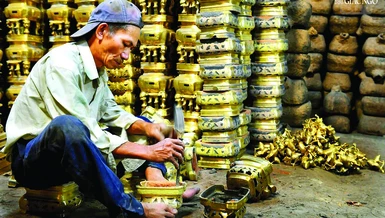 Nghệ nhân Trương Văn Thương, sinh năm 1964 có trên 30 năm theo nghề làm lư đồng truyền thống An Hội. Với anh, nghề làm lư đồng như là chuyên nghiệp, gắn bó với cuộc sống mưu sinh và là nghề anh tâm huyết - Ảnh Trần Thế Phong/BGN