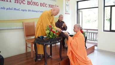 Trưởng lão Hòa thượng Thích Giác Quang trao học bổng đến nghiên cứu sinh Thích Nguyên Hạnh