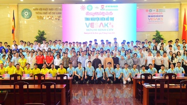 Tình nguyện viên được chọn tháp tùng các đoàn đại biểu VIP trong nước và quốc tế tham gia tập huấn - Ảnh: Công Minh