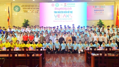 Tình nguyện viên được chọn tháp tùng các đoàn đại biểu VIP trong nước và quốc tế tham gia tập huấn - Ảnh: Công Minh