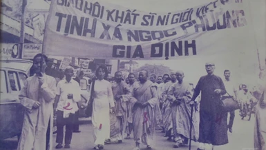 Ni trưởng Huỳnh Liên tham gia xuống đường đấu tranh - Ảnh: Quảng Đạo/BGN