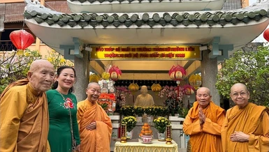 Trước bảo tháp Ni trưởng Huỳnh Liên trong khuôn viên tịnh xá Ngọc Phương (Q.Gò Vấp, TP.HCM)