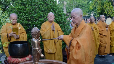 Đại lão Hòa thượng phương trượng chùa Huê Nghiêm cử hành nghi thức Tắm Phật truyền thống - Ảnh: Bảo Toàn/BGN