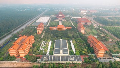 Các công trình kiến trúc nổi bật giữa không gian xanh mát, yên bình - Ảnh: Phùng Anh Quốc