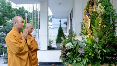 Chư tôn đức dâng trầm cúng dường, đồng tụng bài kệ Tắm Phật