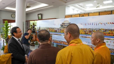 Chư tôn đức giới thiệu với Bí thư Thành ủy TP.HCM Nguyễn Văn Nên bức ảnh lưu niệm hơn 1.000 đại biểu tham dự Đại lễ Vesak Liên Hiệp Quốc 2025 do Ban Phim ảnh Đại lễ thực hiện
