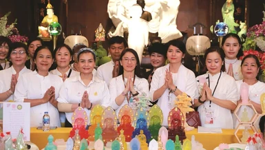 Đạo tràng Tâm Như Hạnh bên các tượng Phật cúng dường Đại lễ Vesak - Ảnh: Trung Thắng