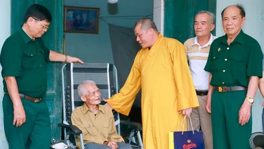 Tặng quà gia đình chính sách nhân Đại lễ Phật đản Phật lịch 2569