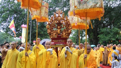 Thành kính cung rước Đức Phật đản sanh