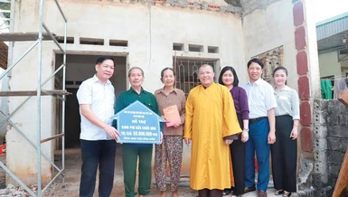 Ban Trị sự GHPGVN thị xã Bỉm Sơn và các mạnh thường quân hỗ trợ 50 triệu đồng đến gia đình ông Lê Anh Chiến để xây nhà Đại đoàn kết