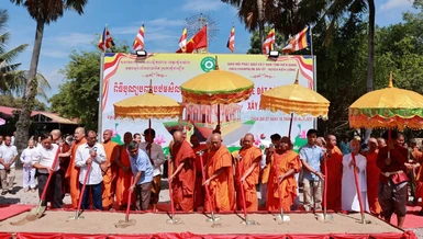 Chư tôn đức cùng chính quyền thực hiện nghi thức khởi công xây dựng chánh điện mới chùa Bãi Ớt (H.Kiên Lương, Kiên Giang)