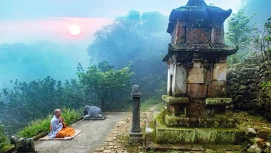 Hộp xá-lợi đang được tôn trí tại tháp Phật Hoàng - Ngọa Vân, Yên Tử - Ảnh: Nguyễn Thủy