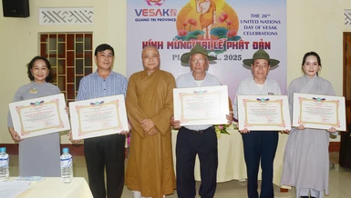 Thượng toạ Thích Quảng Thiện trao Bằng tuyên dương công đức đến tập thể, cá nhân có đóng góp tích cực trong Đại lễ Phật đản Phật lịch 2569