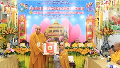 Thượng tọa Thích Tĩnh Triệt trao quyết định bổ nhiệm trụ trì chùa Thiên Quang đến Sư cô Thích nữ Huệ Lạc