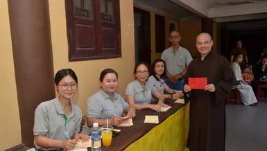 Thượng tọa Thích Thông Đạo nhận giấy chứng nhận hiến máu