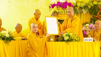 Hòa thượng Thích Trừng Thi trao quyết định bổ nhiệm trụ trì chùa Bửu Lâm đến Đại đức Thích Như Viên