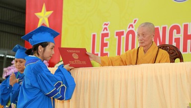 Học viên cư sĩ hệ Đào tạo từ xa nhận Bằng cử nhân Phật học do Học viện Phật giáo VN tại TP.HCM cấp - Ảnh: Phùng Anh Quốc