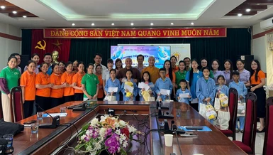 Tặng quà đến các bệnh nhi tại Bệnh viện Trung ương Thái Nguyên