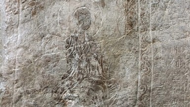 Cận cảnh một bức vẽ hình La-hán vào vách đá đặc biệt nhất nước ta hiện nay, đang bị mờ đi theo thời gian - Ảnh: Thái Bá