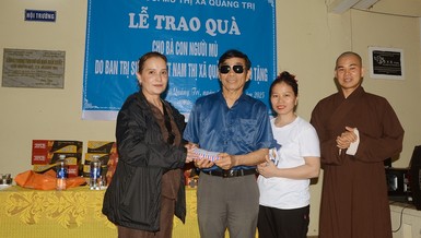 Ông Nguyễn Văn Phước, Chủ tịch Hội người khiếm thị thị xã Quảng Trị nhận quà từ đoàn thiện nguyện