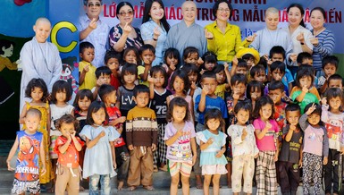 Các em mầm non vui mừng khi được học ở lớp học mới khang trang - Ảnh: Lê Miền Nam