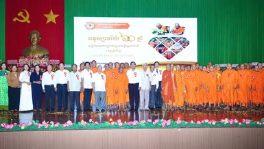 Chư Tăng và đại biểu lưu niệm tại Lễ kỷ niệm 60 năm thành lập Hội Đoàn kết Sư sãi yêu nước tỉnh Trà Vinh