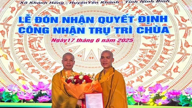 Thượng tọa Thích Minh Quang trao quyết định bổ nhiệm trụ trì chùa Duyên Phúc và tặng hoa chúc mừng đến Đại đức Thích Thanh Cương