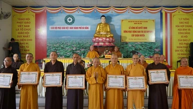 Hòa thượng Thích Từ Nghiêm trao Bằng tuyên dương công đức của TƯGH đến chư tôn đức